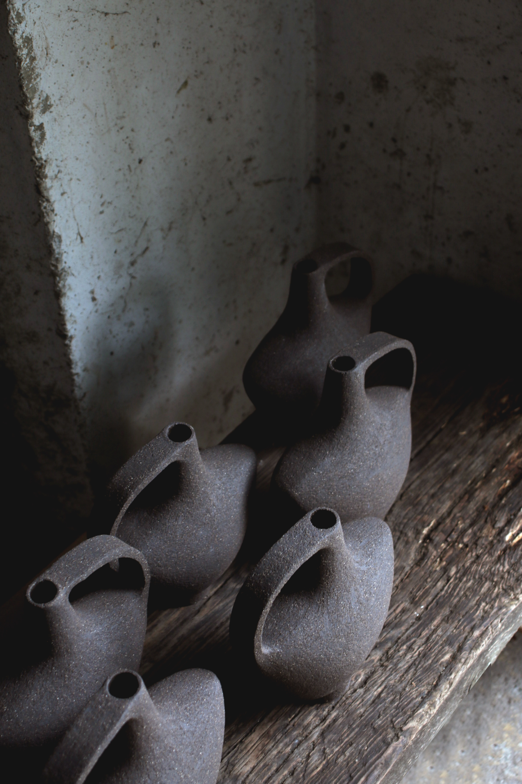 stephanie-petit-ceramics-vase-oiseau-anse-noir-7
