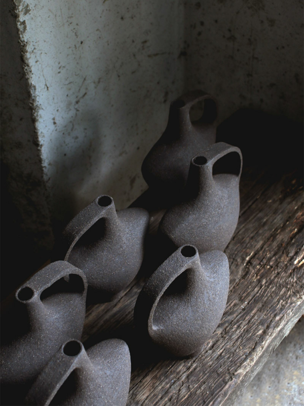 stephaniepetit-ceramics-vase-oiseau-anse-noir-3